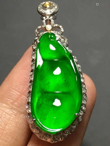 A ICY GREEN JADEITE CARVED BEAN PENDANT , TYPE A