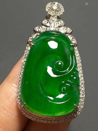 A GREEN JADEITE CARVED 'RUYI' DENPANT