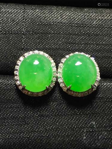 A PAIR OF GREEN JADEITE CARVED CIRCLE EARRINGS