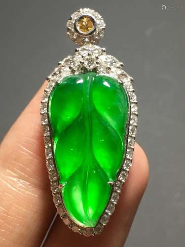 A GREEN JADEITE LEAF SHAPED DENPANT