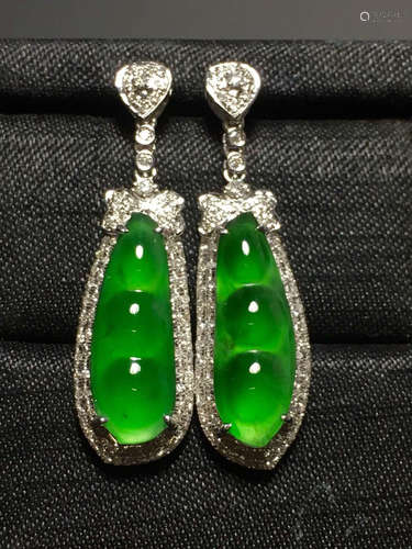 A ICY GREEN JADEITE CARVED BEAN EARDROP , TYPE A