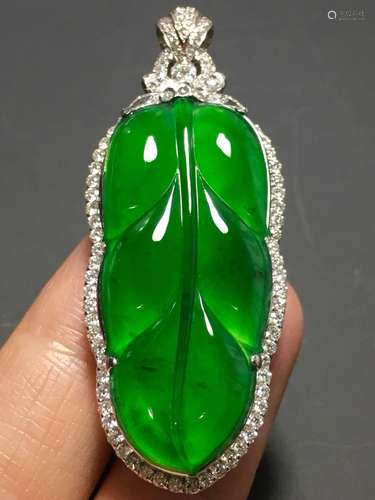 A GREEN JADEITE LEAF SHAPED DENPANT