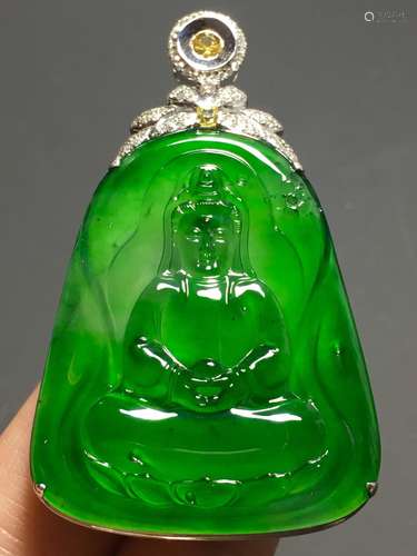 A GREEN JADEITE 'GUANYINPAI' PENDANT