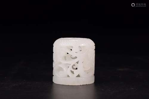 A HETIAN JADE FLOWER PATTERN RING