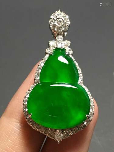 A GREEN JADEITE CARVED GOURD PENDANT