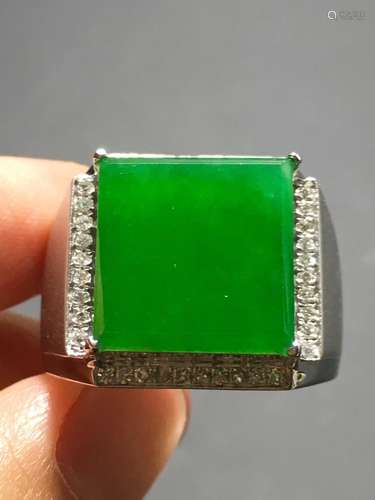 A GREEN JADEITE SQUARE SHAPED RING