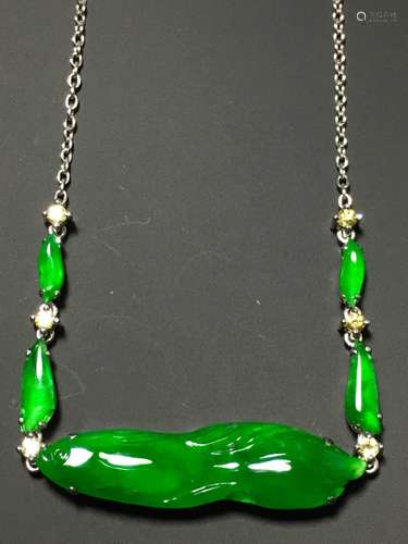 A GREEN JADEITE GOLDFISH NECKLACE