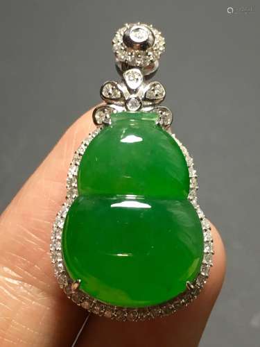 A GREEN JADEITE CARVED GOURD PENDANT