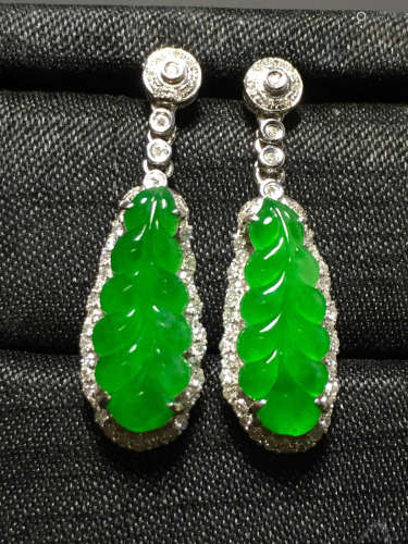 A ICY GREEN JADEITE CARVED FRUIT EARDROP , TYPE A