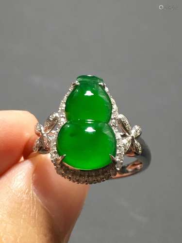 A GREEN JADEITE CARVED GOURD RING