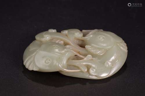 A HETIA N JADE CARVED TWO FISH ORNAMENT