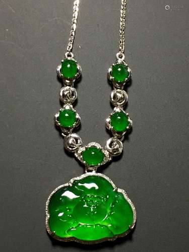 A GREEN JADEITE LOTUS NECKLACE