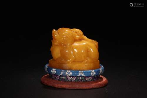 A AMBER CARVED BEAST ORNAMENT