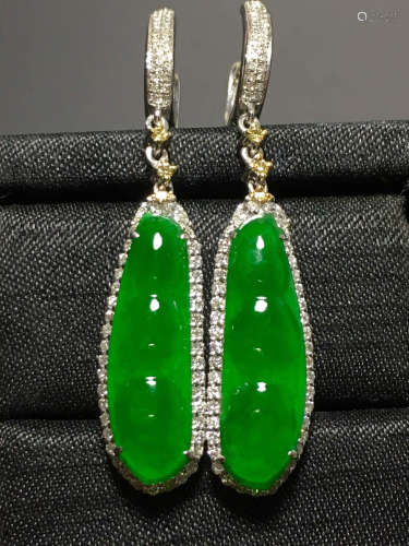 A ICY GREEN JADEITE CARVED BEAN EARDROP , TYPE A