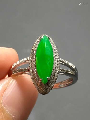 A GREEN JADEITE HORSE EYE SHAPED RING