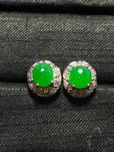 A PAIR OF GREEN JADEITE CARVED CIRCLE EARRINGS