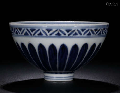 A BLUE AND WHITE LOTU FLOWER PATTERN PAINTED BOWL