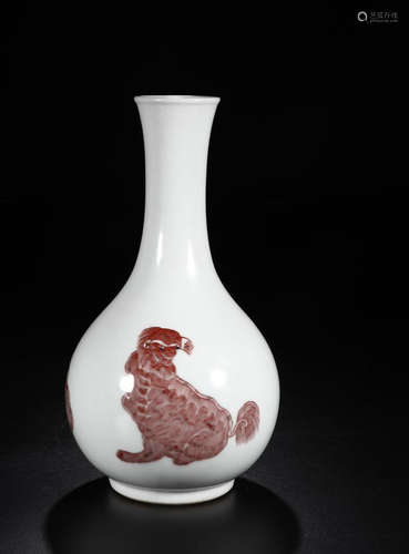 A BLUE AND WHITE GLAZED LION PAINTED LONG NECK VASE