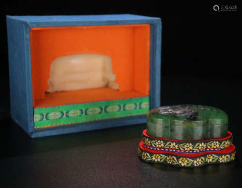 A JADEITE  BAT, GANODERMA AND CALLIGRAPHY  CARVED BOX