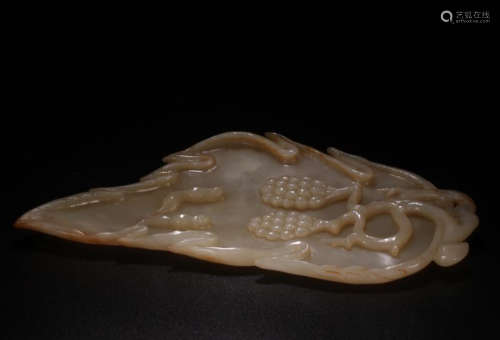 A HETIAN JADE GRAPE LEAVE SHAPED BRUSH WASHER