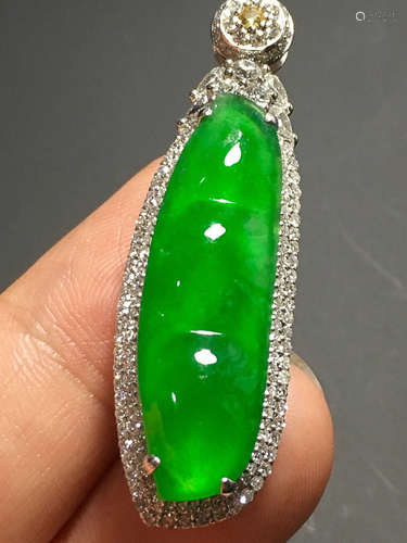 A GREEN JADEITE CARVED BEAN PENDANT