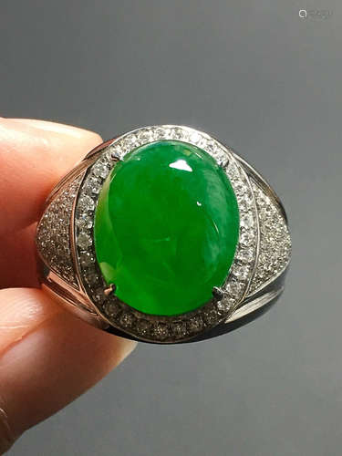 A GREEN JADEITE CARVED CIRCLE FINGER RING