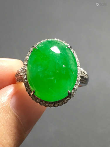 A GREEN JADEITE CARVED CIRCLE FINGER RING