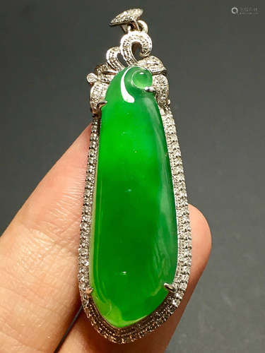 A GREEN JADEITE CARVED MELON PENDANT