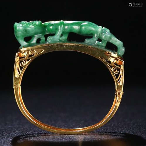 A  DRAGON SHAPED JADEITE EMBEDDED 18K GOLD RING