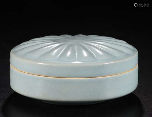 A  RU YAO  CHRYSANTHEMUN PETAL SHAPED ROUND BOX