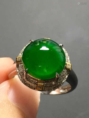 A GREEN JADEITE CARVED CIRCLE FINGER RING