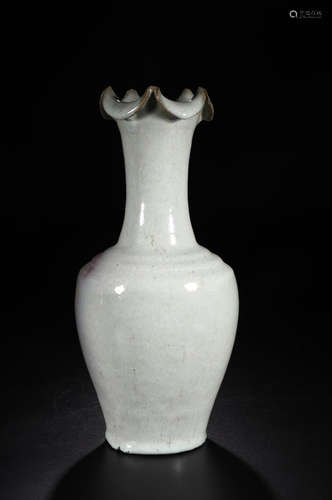 A JUN YAO FLOWER SHAPED MOUTH VASE