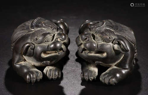 A PAIR OF LION SHAPED BRONZE ORNAMENT