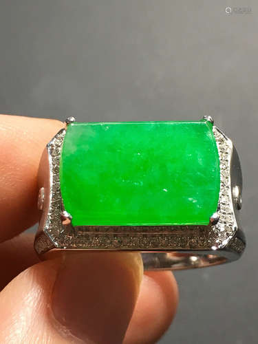 A GREEN JADEITE CARVED SADDLE RING