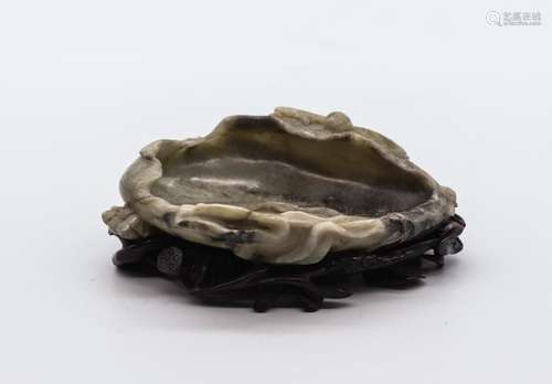 CHINESE JADE CARVED LOTUS LEAF WATER COUPE