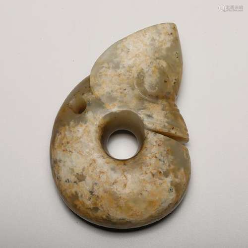 CHINESE ARCHAIC JADE DRAGON PENDANT