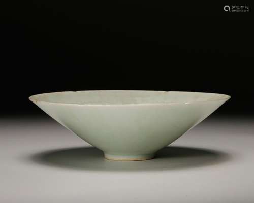 CHINESE CELADON GLAZED ANHUA PORCELAIN BOWL