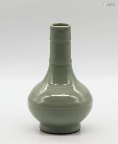 CHINESE CELADON GLAZED PORCELAIN VASE WITH MARK