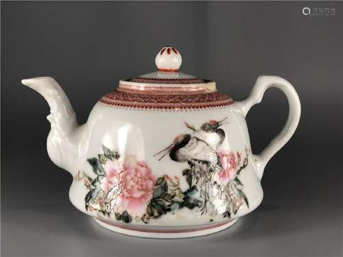 CHINESE FAMILLE ROSE PORCELAIN TEAPOT