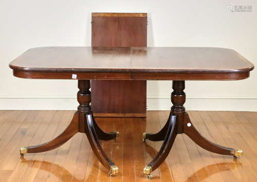 Late 19th/early 20th century Federal-style mahogany double-pedestal dining table with cross banding,