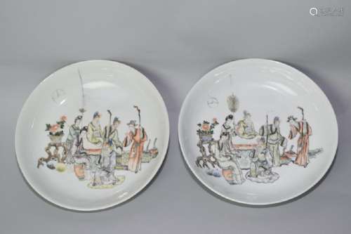 Pair of Qing Chinese Famille Rose Figures Plates