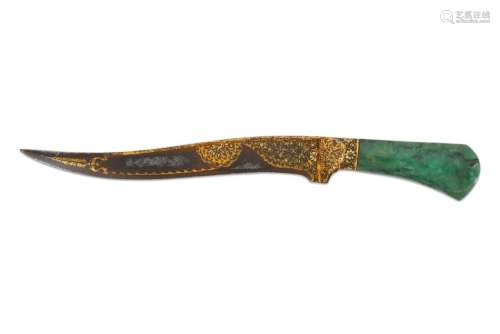 A GREEN HARDSTONE-HILTED GOLD-DAMASCENED DAGGER