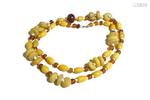A YELLOW AND AMBER GLASS BEAD NECKLACE