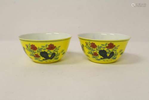 Pair Chinese wucai porcelain tea bowls