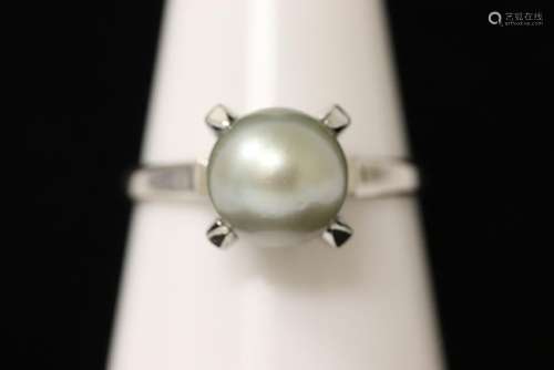 A 14K W/G ring with black cultured pearl