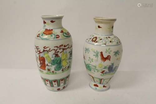 2 Chinese wucai porcelain vases