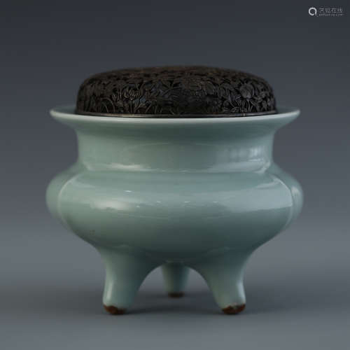 A Chinese Celadon-glazed Tripod Censer with Silver Cover