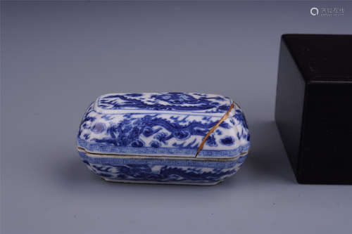 A Chinese Blue and White 'Dragon' Box and Cover