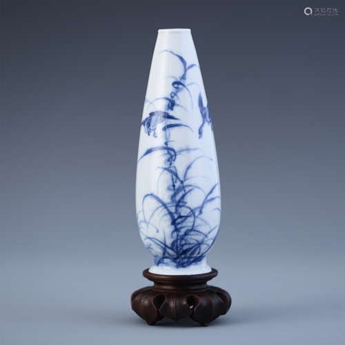 A Chinese Blue and White Long Neck Bottled Vase