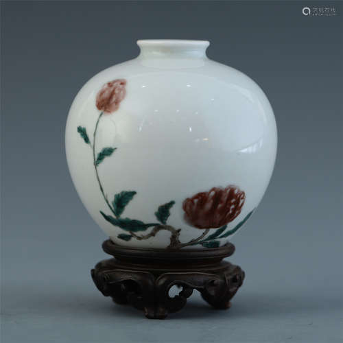 A Chinese Famille Rose Apple-shaped 'Flower' Vase